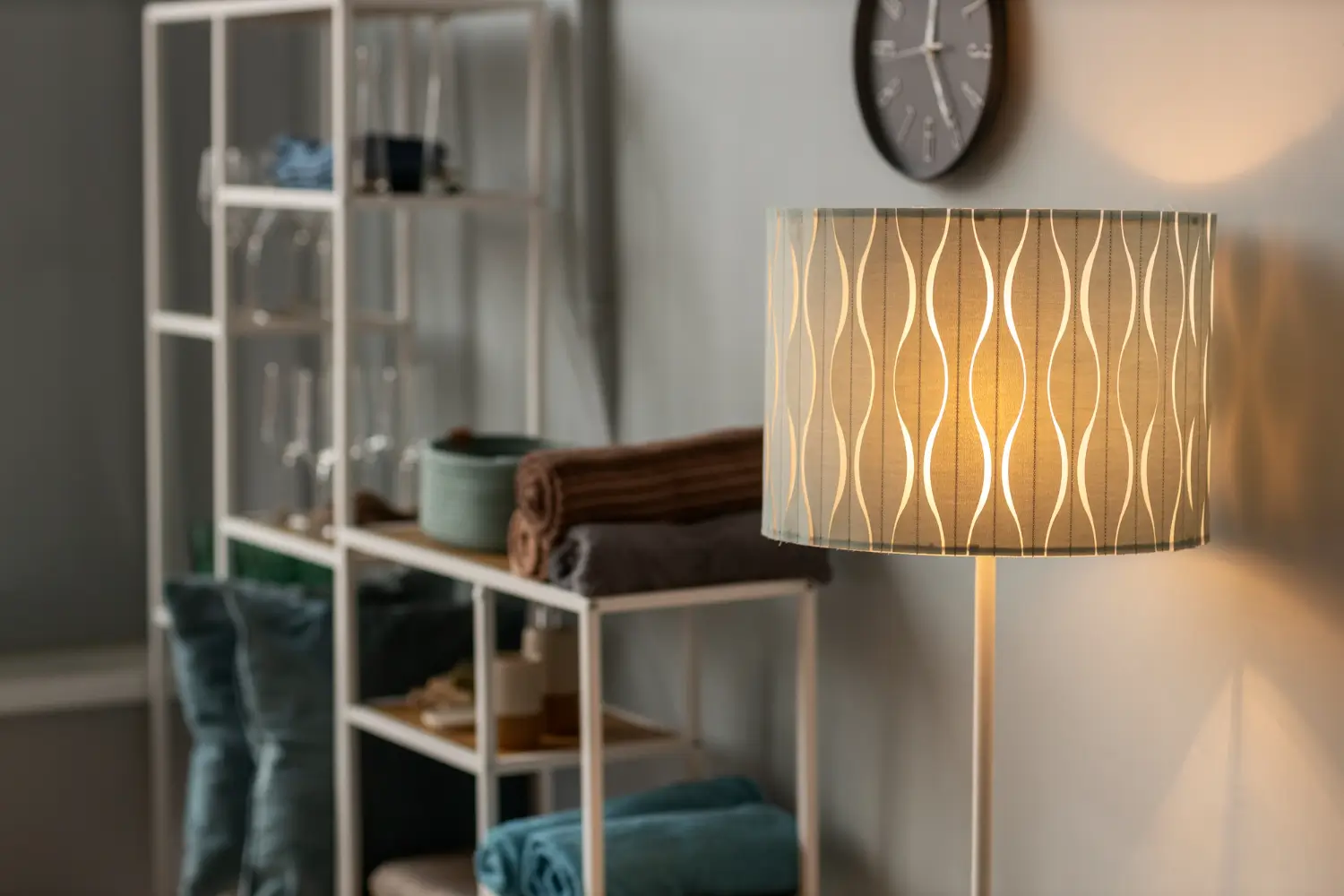 Lampy do wynajmowanego mieszkania - jak poprawić oświetlenie bez remontu i kucia ścian?