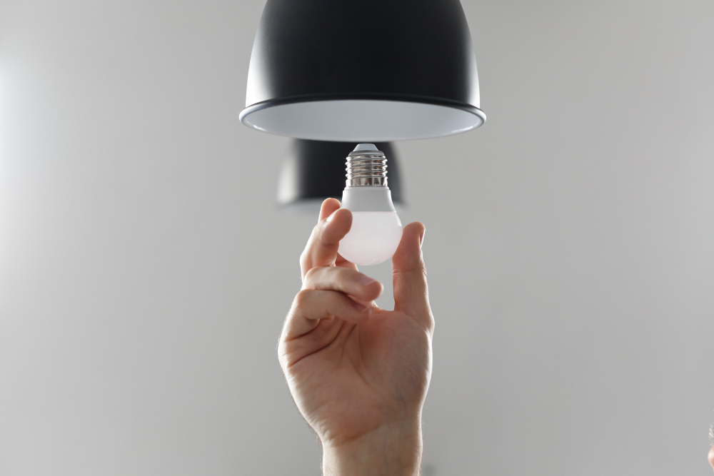 Lampa ze zintegrowanym LED czy z wymienną żarówką - które rozwiązanie wybrać?