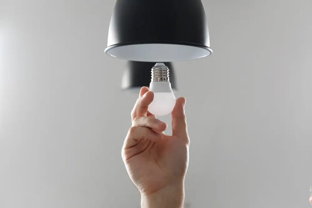 Lampa ze zintegrowanym LED czy z wymienną żarówką - które rozwiązanie wybrać?