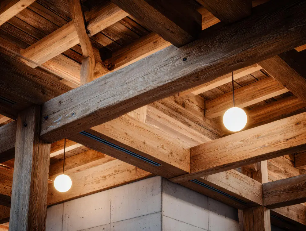 Oświetlenie poddasza ze skosami: jakie lampy sprawdzą się przy skośnym suficie?