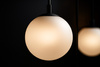 Monochromatyczna lampa wisząca na antresole z kloszami-kulami ASPEN Kaja Lighting KP-33