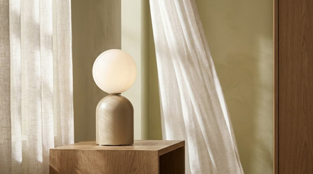 Beżowa lampka stołowa z kulistym kloszem KONI Kaja Lighting K-5975