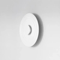 Biały dekoracyjny okrągły płaski kinkiet o średnicy 40cm ryflowany RIPPLE WALL 40 WH Azzardo AZ7292