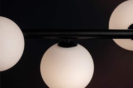 Czarna lampa wisząca z białymi kloszami na rurce FILO Kaja Lighting K-5851 