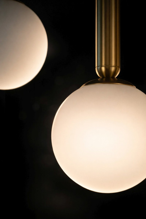 Czarna lampa wisząca z białymi kloszami - kulami TOKI Kaja Lighting K-5862