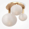 Złota lampa sufitowa z trzema karbowanymi biały kloszami Reels MOD268CL-03G Maytoni