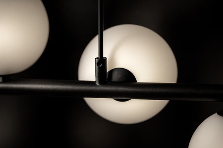 Czarna lampa wisząca z białymi kloszami na belce FILO Kaja Lighting K-5853