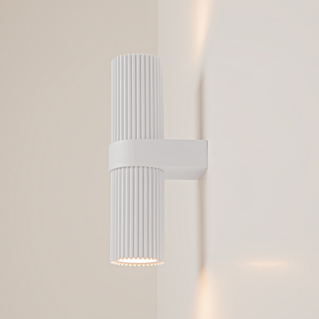 Biały ryflowany metalowy kinkiet Dynamics MOD326WL-02W Maytoni