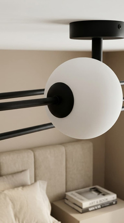 Czarna lampa sufitowa z czterema białymi kulami SILA Kaja Lighting K-5991