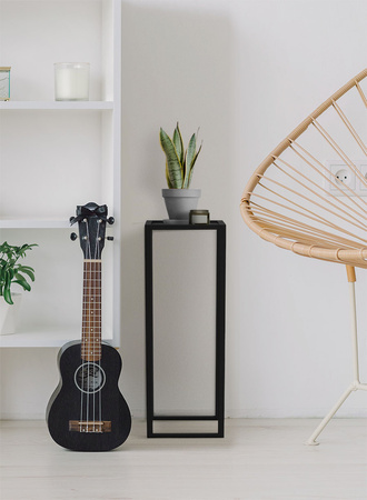Czarny, smukły kwietnik KS-08 KWIETNIK ECO L z serii KAJA HOME