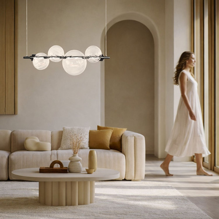 Czarna lampa wisząca pozioma z czterema bezbarwnymi szklanymi kulami  o różnych wielkościach PLAYA 12W LED 3000K Candellux Studio 34-50502