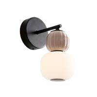 Czarny kinkiet opalowy klosz z ozdobną ryflowaną jasnoszarą kulą Modern Maxlight W0399