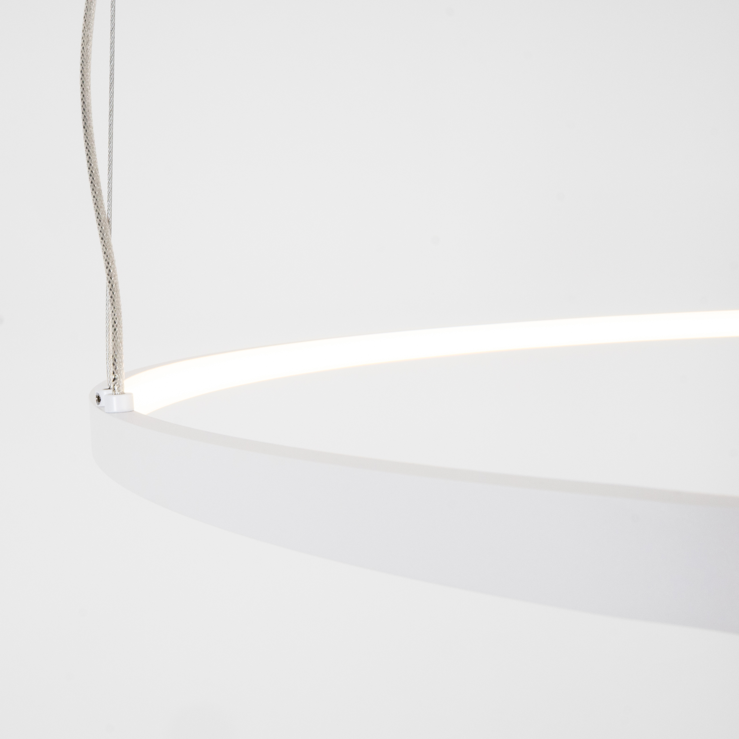 pol_po_Lampa-wiszaca-bialy-pierscien-o-srednicy-60cm-IP44-Maxlight-P0655-Visual-Hor-24W-51940_1.jpg